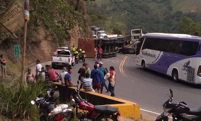Cierre parcial de La Línea por volcamiento de tractocamión