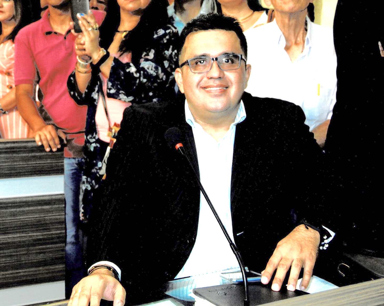 Por escándalo de 'fiesta en el estadio', llaman a declarar a concejal Correa