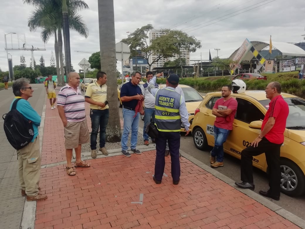 Agentes de tránsito concientizan a ibaguereños sobre parqueo en las vías