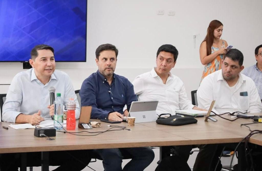 Hurtado amenaza con dura represión contra transportadores, quienes lo dejaron esperando