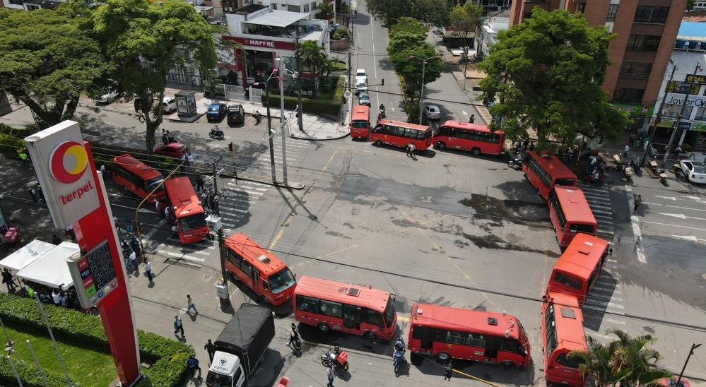 Secretario de Gobierno amenaza con sanciones a buseteros que bloquean vías en Ibagué