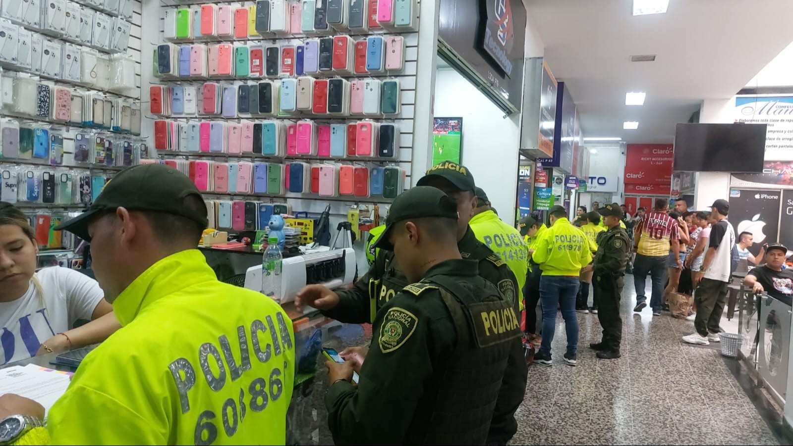 Sellaron cuatro negocios por vender celulares robados en el centro de Ibagué