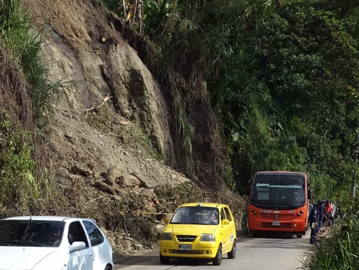 Habilitan paso a un carril en el sector de La Vega, Cañón del Combeima