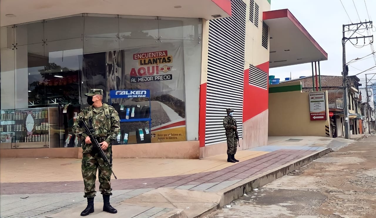 Soldados del Ejército Nacional vigilan las calles de Ibagué