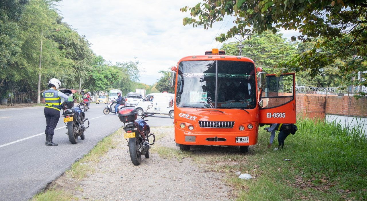 Sorprendieron mal parqueados a buseteros que estaban incumpliendo sus rutas