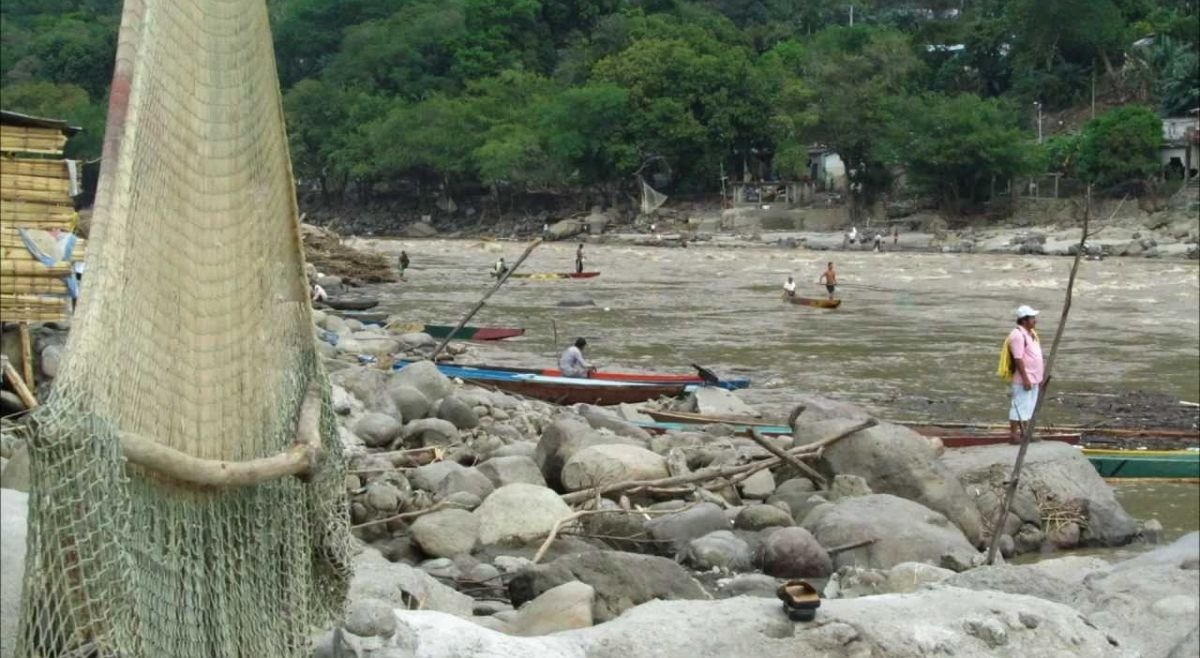 Subienda del río Magdalena se convierte en la felicidad de pescadores en Honda