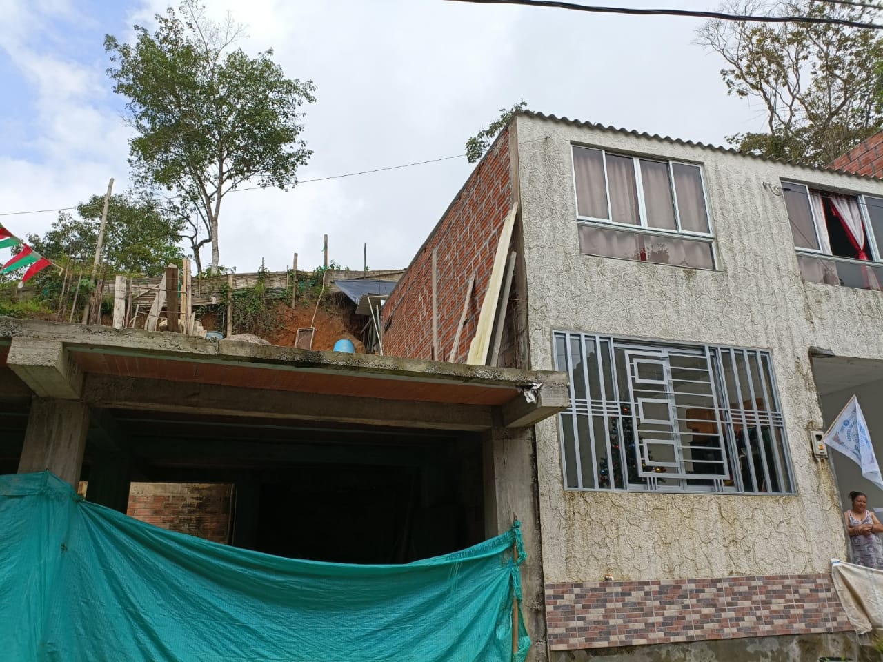 Suspenden tres construcciones en Calambeo por falta de permisos