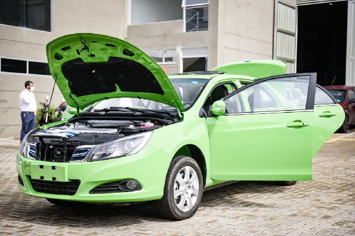 Entregan placas al primer taxi eléctrico de Ibagué