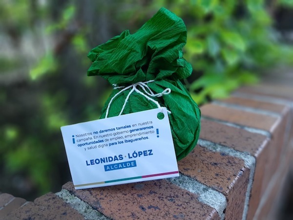 Leonidas López repartió 1.000 tamales –pero de papel- en Ibagué