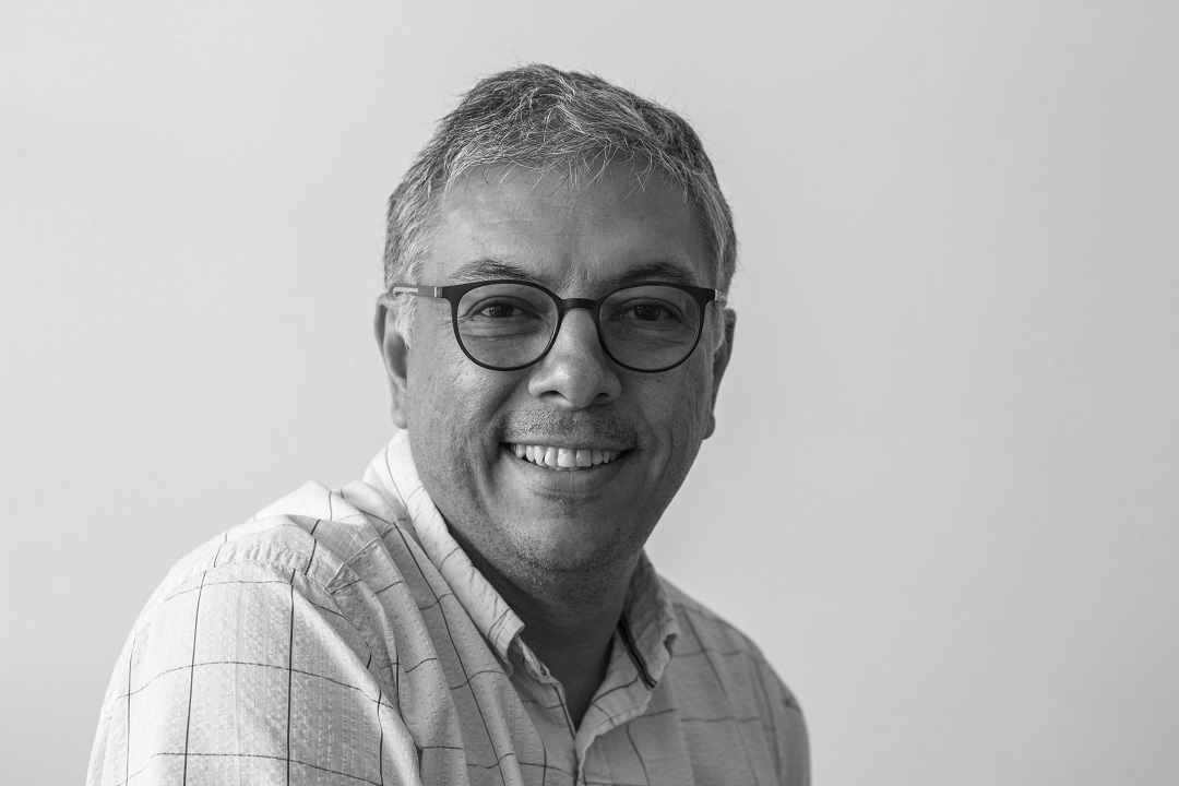 Espere en la línea por favor 