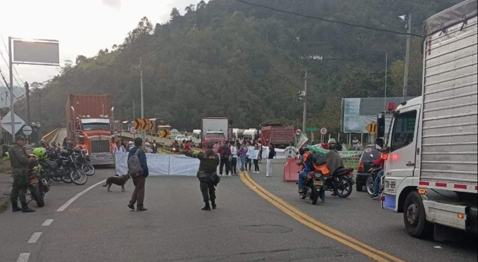 Trabajadores de la salud bloquean la vía Ibagué - Cajamarca