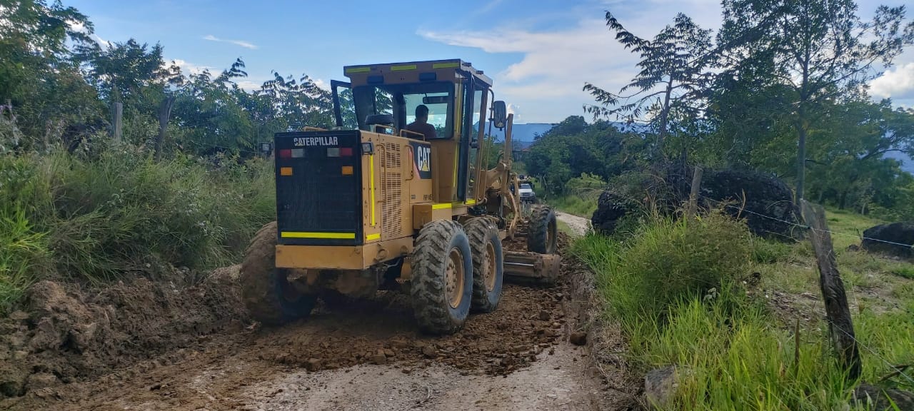 Trabajo conjunto de gobernación y alcaldías de Prado, Dolores y Alpujarra en recuperación de vías