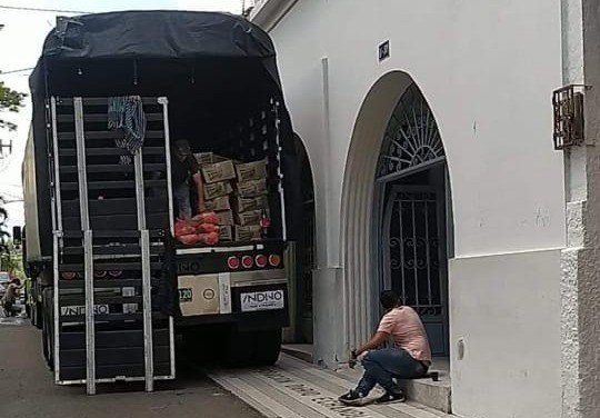 Extrañeza por tractocamión cargado de mercados en el centro de Ibagué