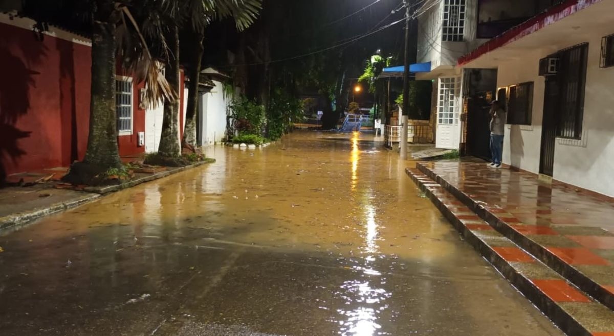 Un puente festivo pasado por lluvia