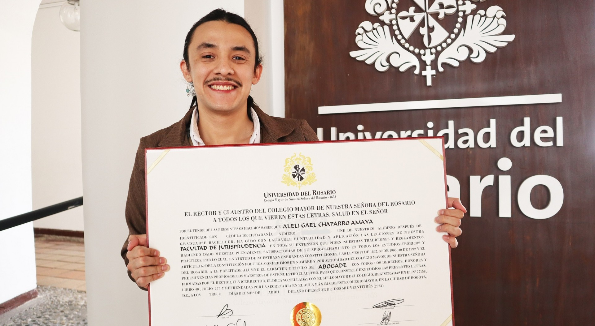 Universidad concede título profesional de Abogade a persona no binaria