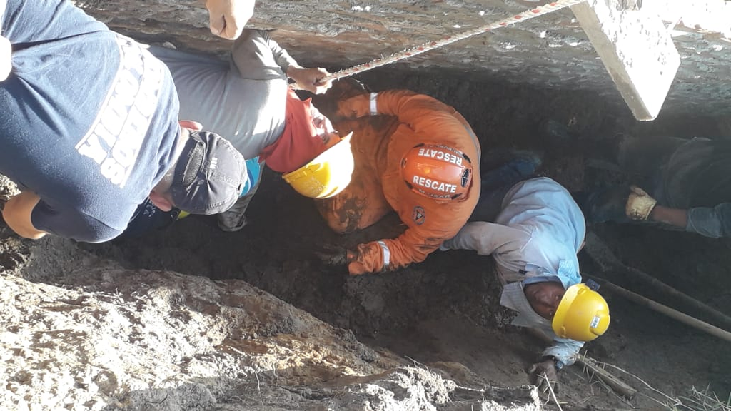 Dos obreros se salvaron de morir tras caerles un alud de tierra