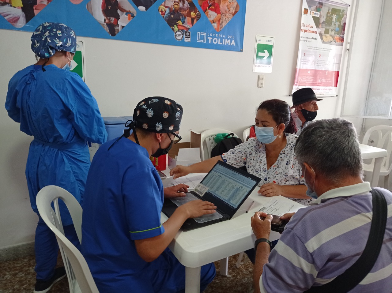 Vacunados vendedores de lotería en Ibagué contra el COVID-19