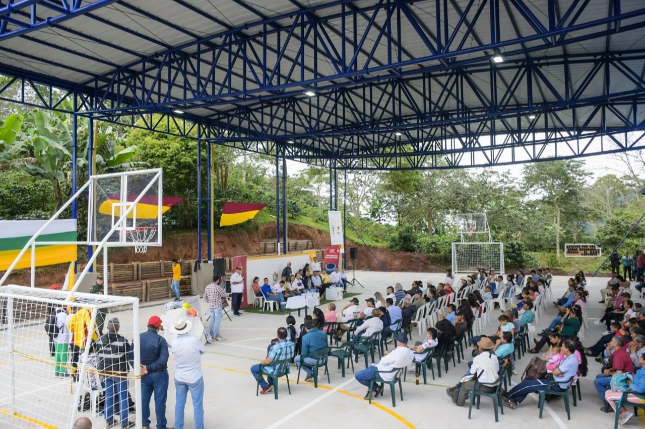 Valle de San Juan estrena dos modernos polideportivos