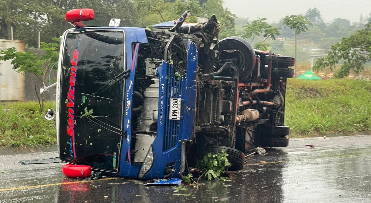 Al menos seis heridos dejó volcamiento de un bus en la Variante de Ibagué