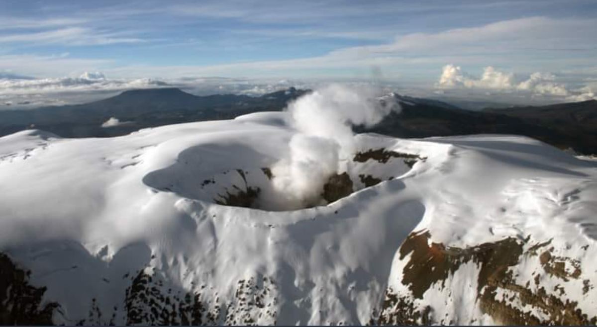 Volcán Nevado del Ruiz de nuevo expulsó gases y ceniza