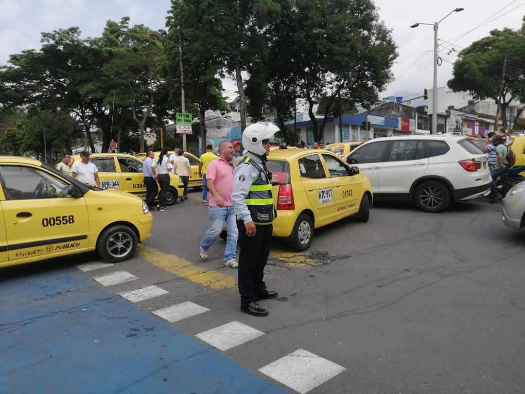 Gobiernos Municipal pide a gremio de taxistas levantar bloqueo de vías