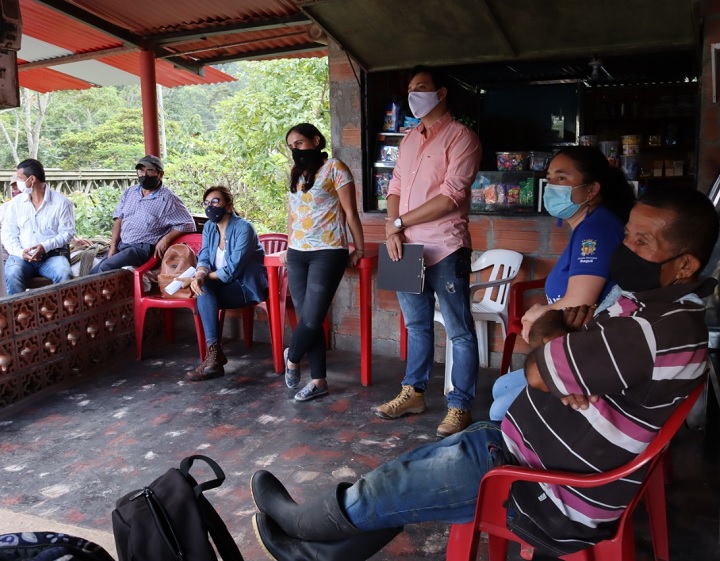 Estudiantes de Unibagué trabajan en la mitigación del impacto de la COVID -19 en agricultores del Cañón del Combeima