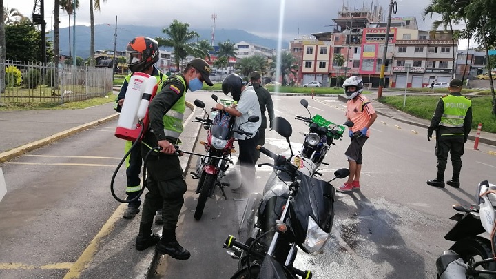 Desinfección a motos de domiciliarios