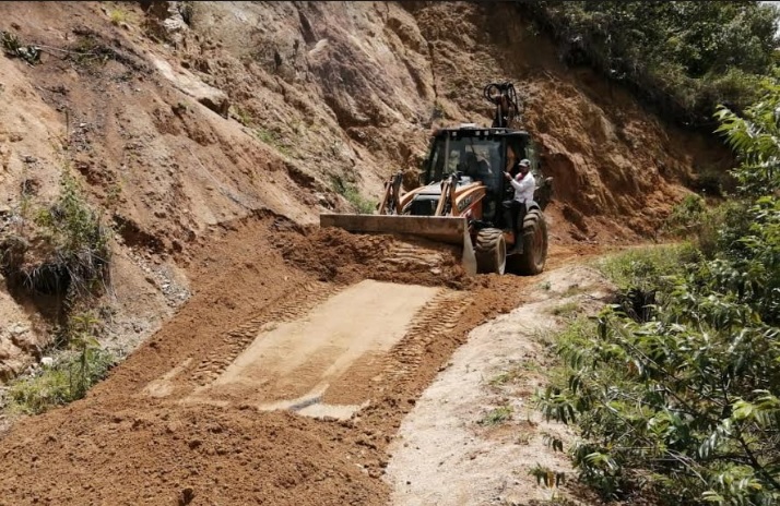 Habilitan vía hacia la vereda El Cedral, afectada por deslizamientos