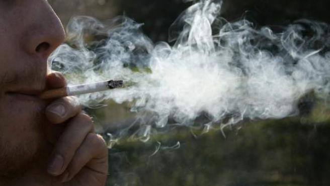Expertos advierten que el humo de cigarrillos y vapeadores puede transportar el coronavirus