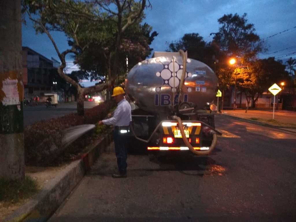 El IBAL, continúa con el riego a las zonas verdes de los separadore de las vías en Ibagué