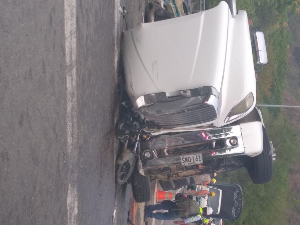 Accidente de tránsito de un tractocamión dejó motociclista grave