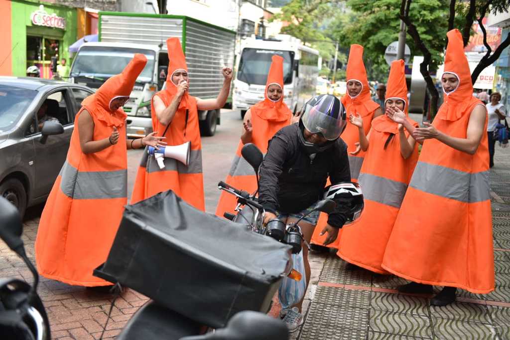 Mimos y conos humanos se toman nuevamente las calles de Ibagué