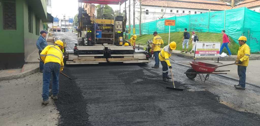 Avanzan trabajos de mantenimiento vial en la carrera Octava de Ibagué
