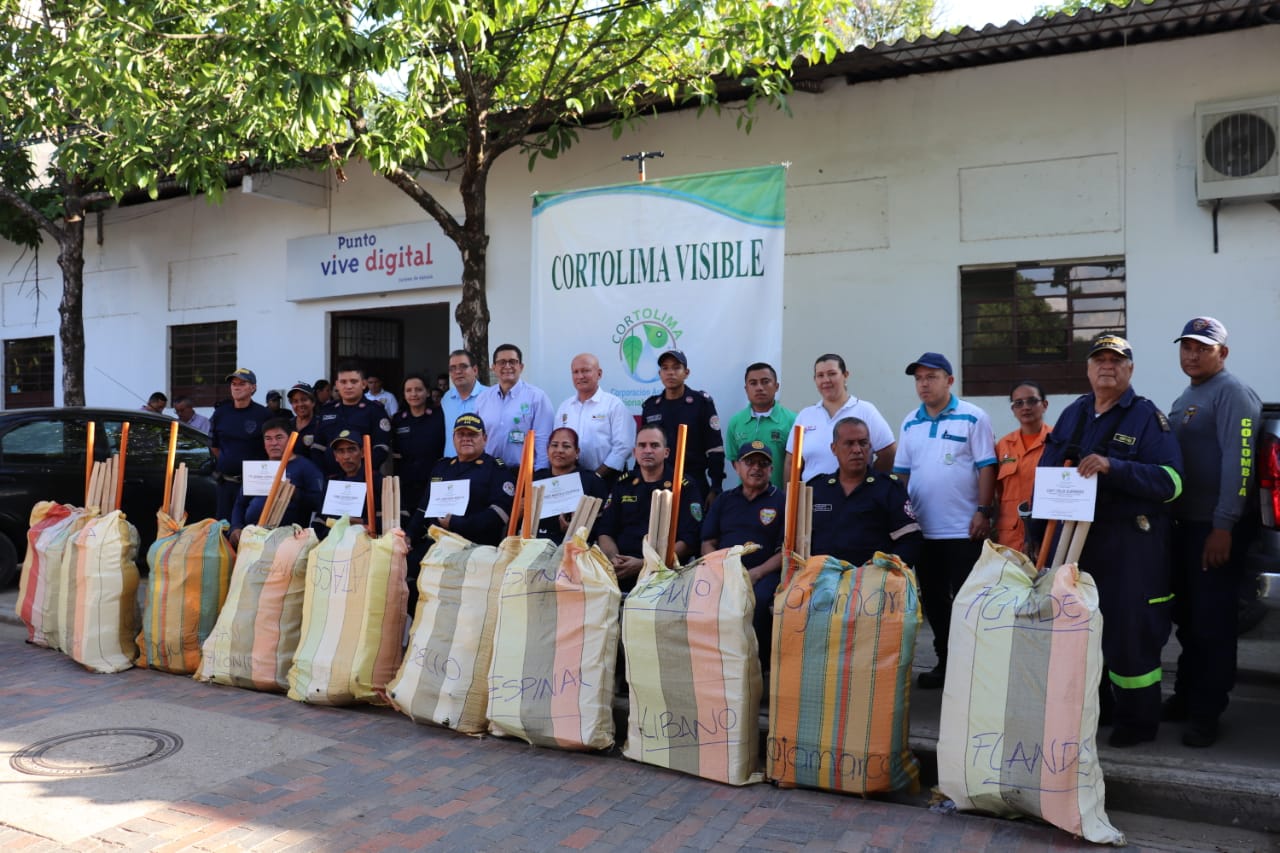 Cortolima entrega kit de emergencias.