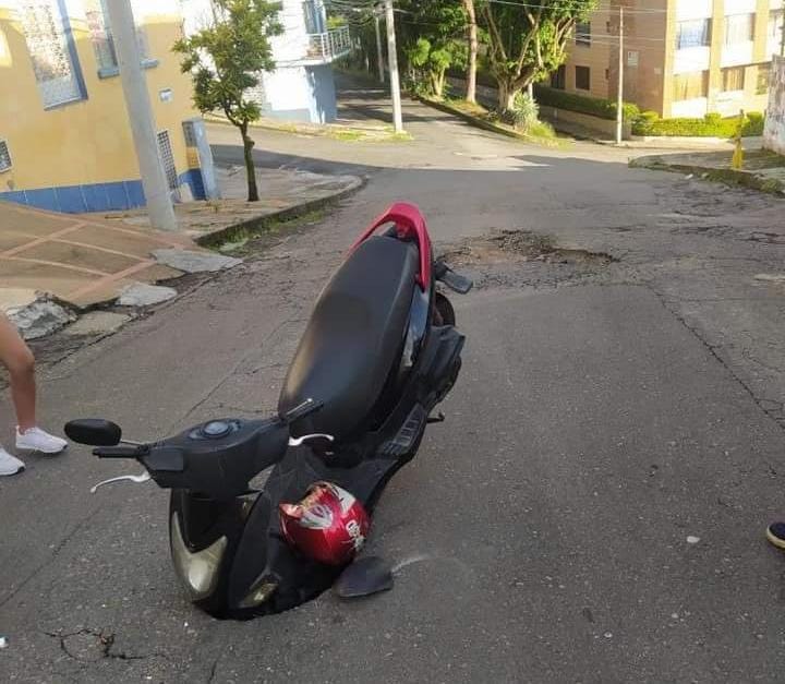 El susto que se llevó una motociclista tras caer en un hueco en Ibagué