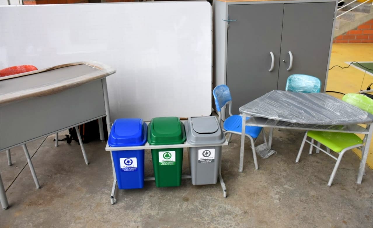Mobiliario escolar recibirán cerca de mil planteles educativos del Tolima