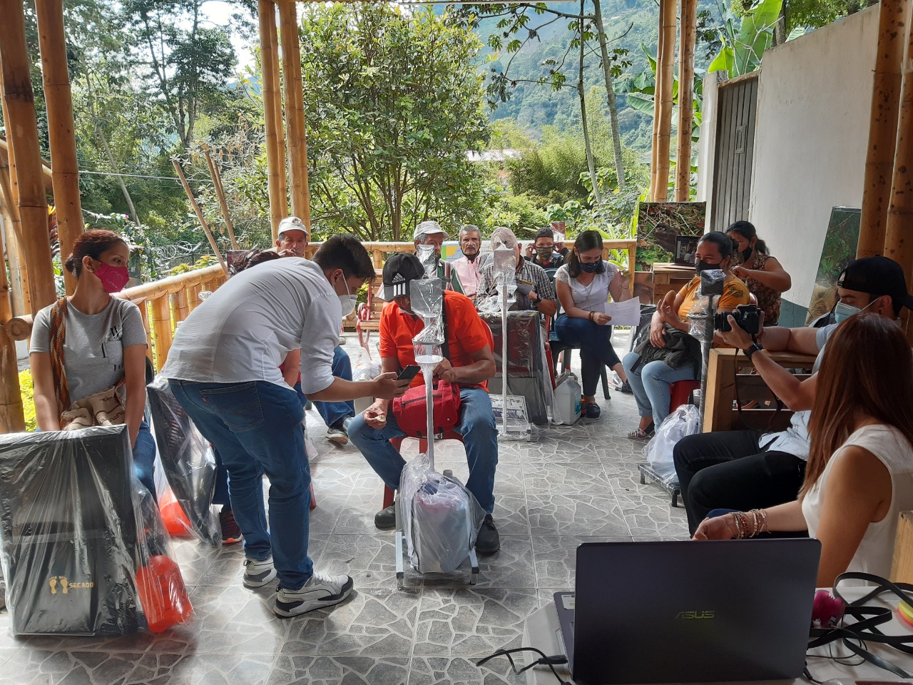 Unibagué y U. de Lleida equipan a agricultores del Cañón contra el Covid-19