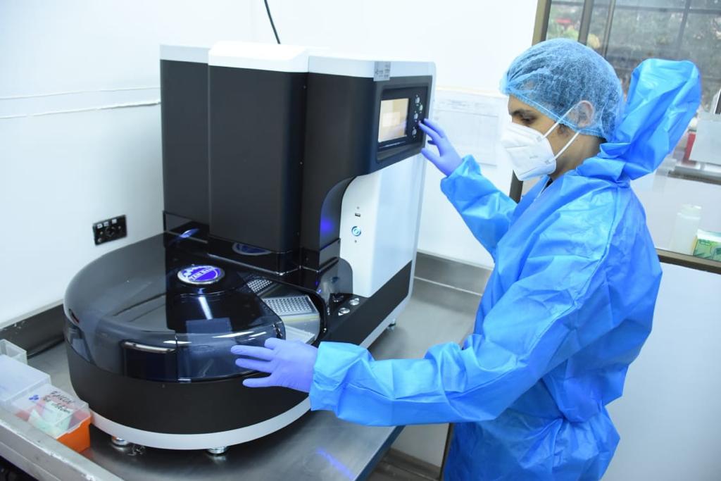 La UT presta congelador de alta tecnología para conservar las vacunas contra el covid-19