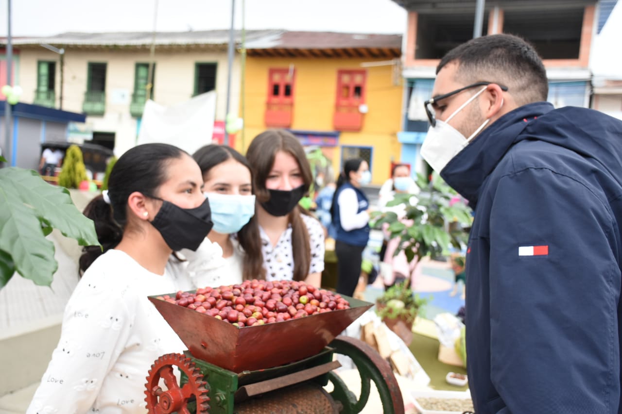 Jóvenes de Herveo generan empleo a través del café