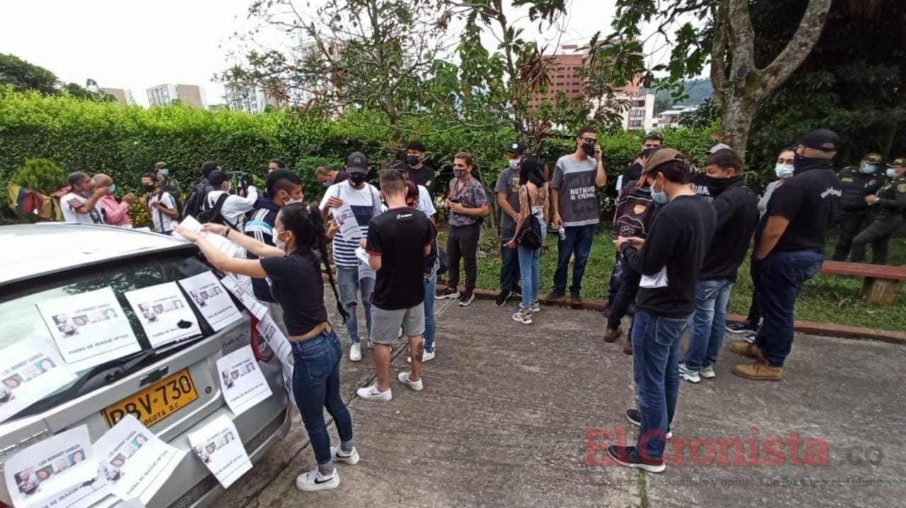 Grupo de ibaguereños protestaron frente a la casa de la familia Monroy García