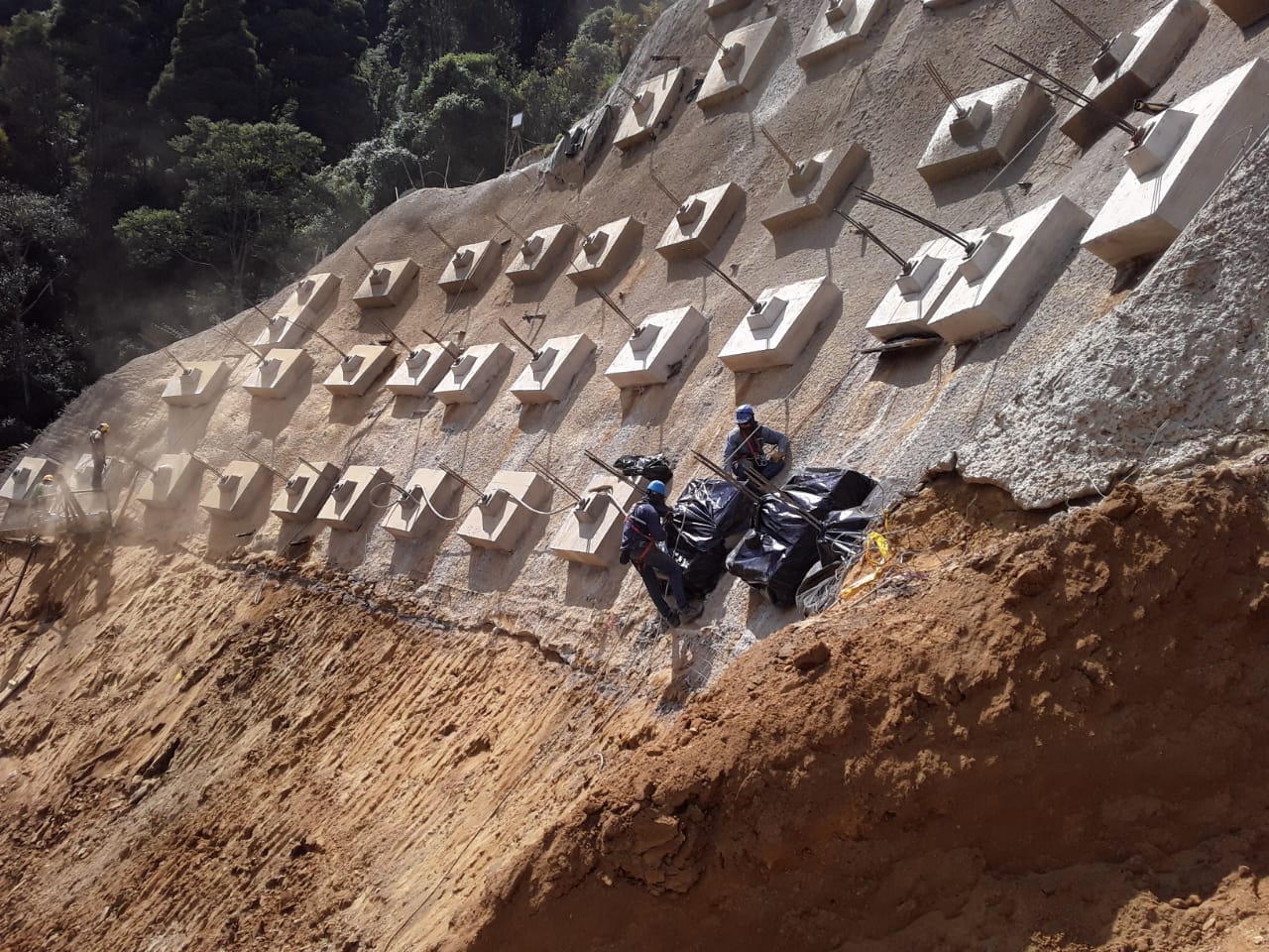 Avanzan las obras de estabilización del sector crítico de Bellavista en la vía Calarcá–Cajamarca