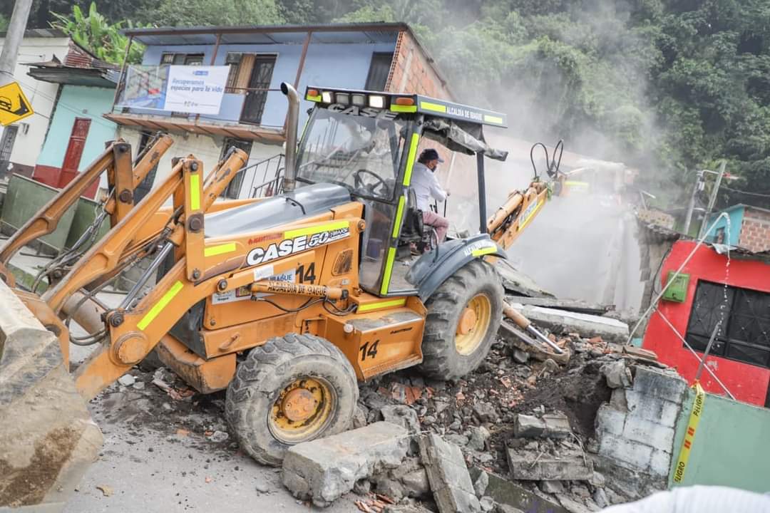 Duque lideró la demolición de dos 'ollas' de microtráfico en Ibagué