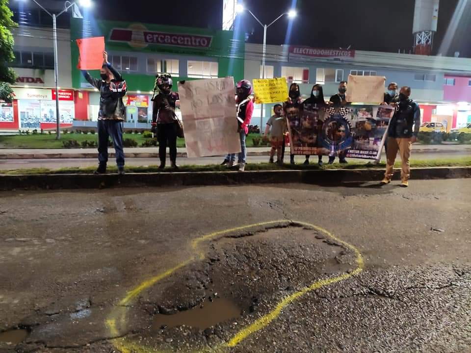 Motociclistas marcaron los huecos de la carrera Quinta en señal de protesta