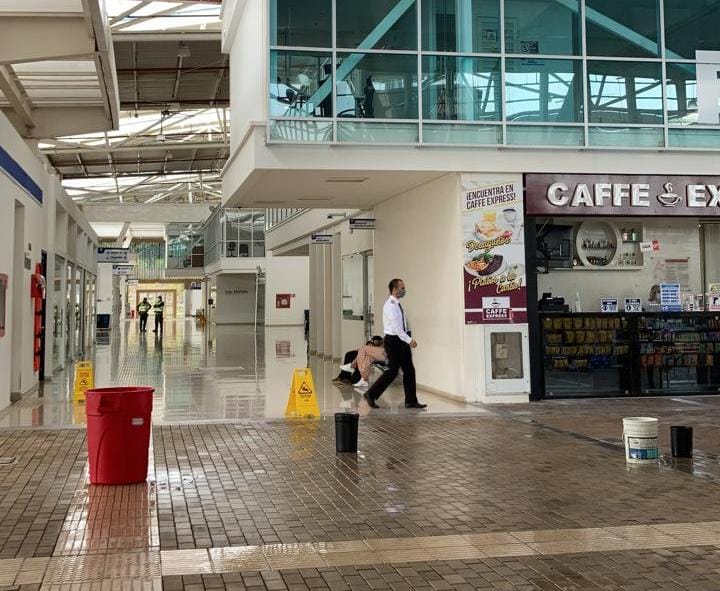 Más agua adentro que afuera en aeropuerto Perales