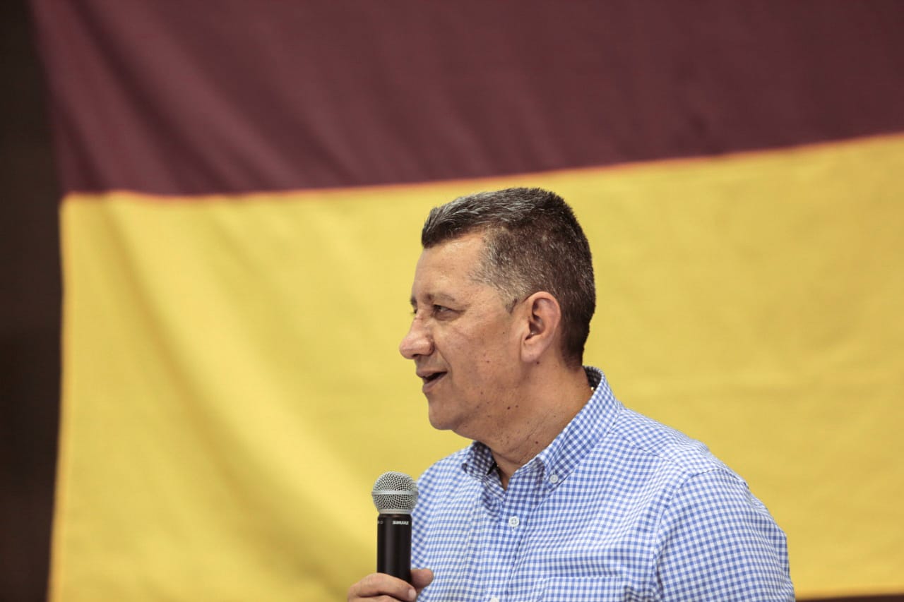 Orozco ofrece pavimentar ejes viales del oriente tolimense