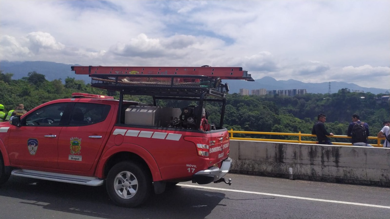 Organismos de socorro rescatan dos cuerpos en el puente de La Variante de Ibagué