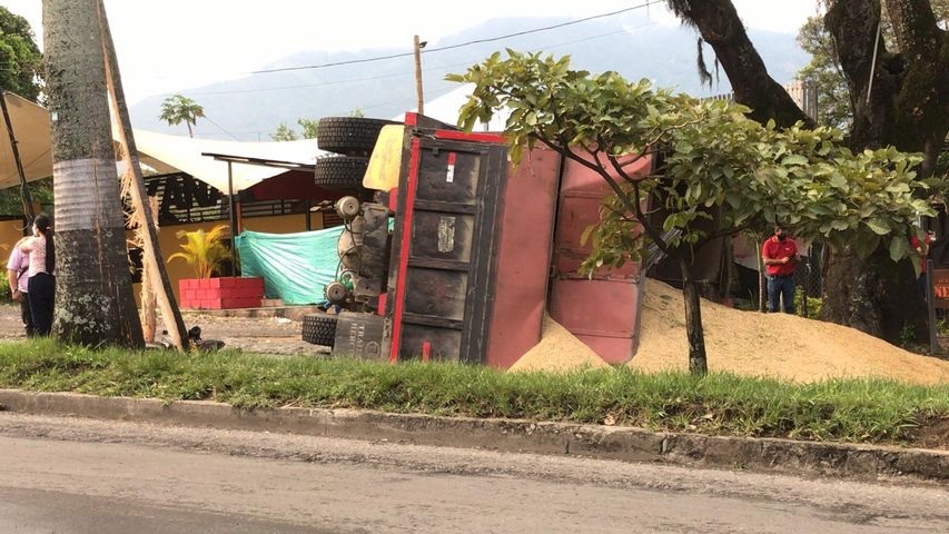 Una persona fallecida deja aparatoso accidente en la avenida Mirolindo de Ibagué
